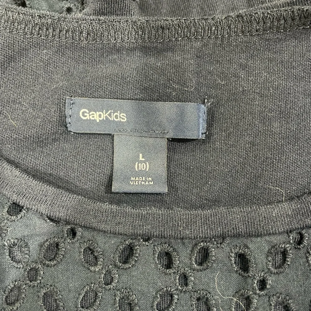 Gap kids navy eyelet crew neck Tshirt. Girls size L.